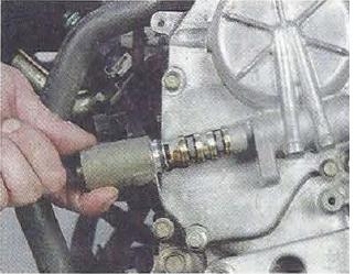 Вынимаем управляющий клапан впускного распределительного вала Nissan Primera