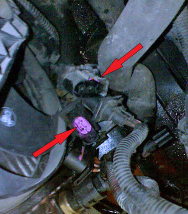 Отсоединение колодок датчика включения вентилятора и электродвигателя вентилятора автомобиля Skoda Fabia I