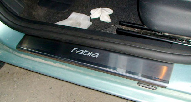 Накладки для порога передней двери в виде пленки автомобиля Skoda Fabia