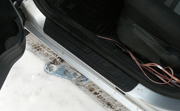 Накладки для порога передней двери в виде прорезиненых планок автомобиля Skoda Fabia