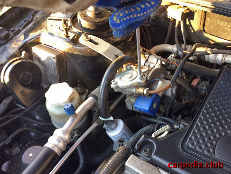 Открутить крепления крышки газового фильтра грубой очистки на автомобиле Mitsubishi Galant 9 2007