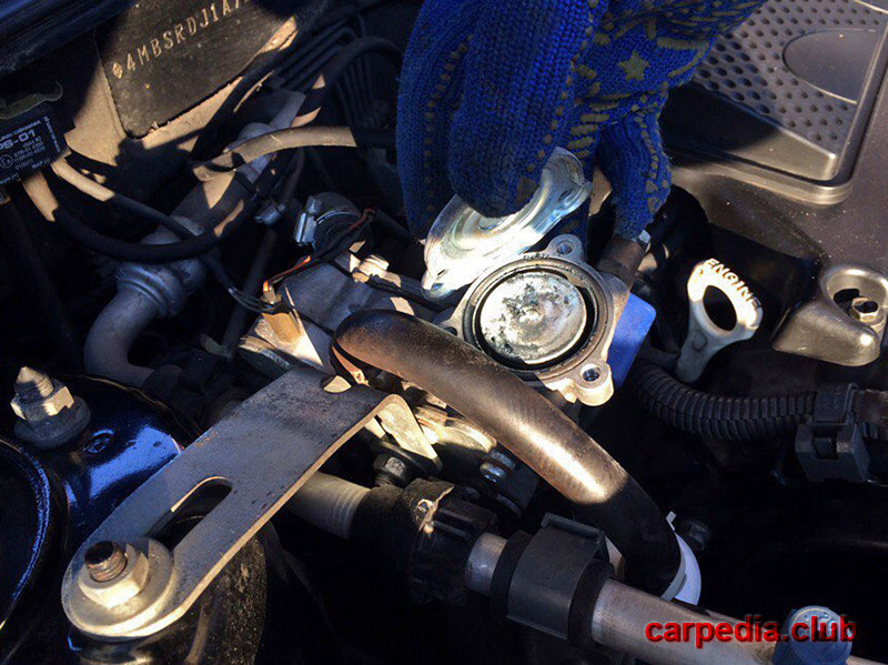 Откройте крышку газового фильтра грубой очистки на автомобиле Mitsubishi Galant 9 2007