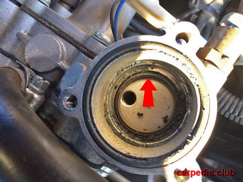 Извлечь уплотнительное кольцо газового фильтра грубой очистки на автомобиле Mitsubishi Galant 9 2007