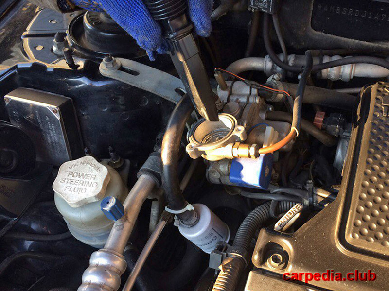 Убрать пылесосом стружку газового фильтра грубой очистки на автомобиле Mitsubishi Galant 9 2007