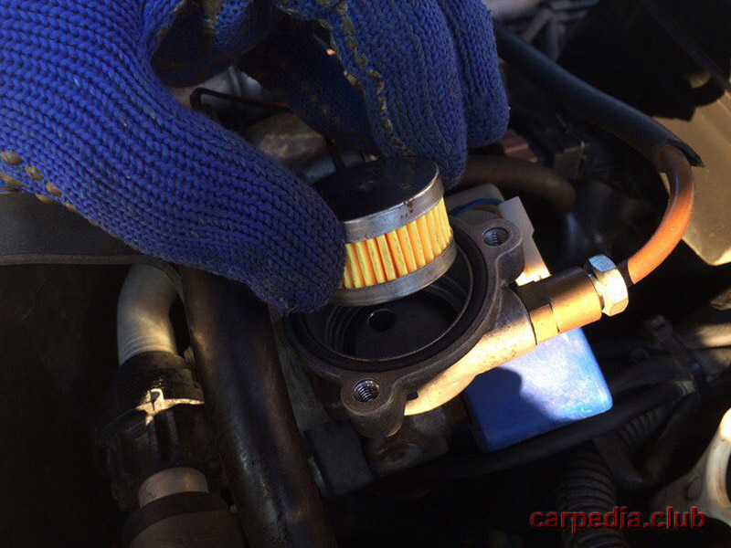 Установить новый газовый фильтр грубой очистки на автомобиле Mitsubishi Galant 9 2007