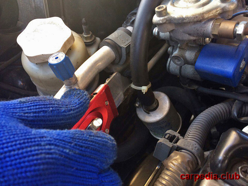 Разрезать хомут крепления шланга газового фильтра тонкой очистки на автомобиле Mitsubishi Galant 9 2007