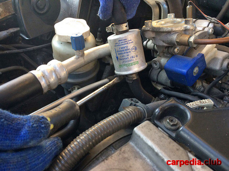 Ослабить нижний хомут крепления шланга газового фильтра тонкой очистки на автомобиле Mitsubishi Galant 9 2007