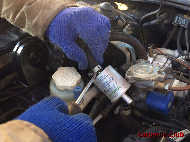 Поддеть верхний шланг газового фильтра тонкой очистки на автомобиле Mitsubishi Galant 9 2007