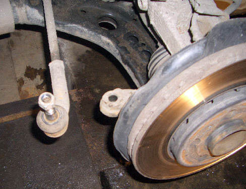 Выдавленный рулевой наконечник из поворотного кулака передней подвески автомобиля Skoda Fabia I