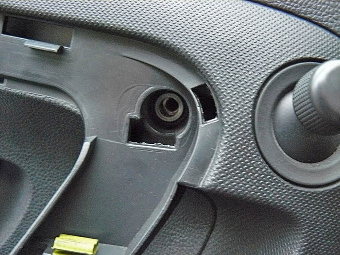 Выкручивание саморезов из обшивки передней двери автомобиля Skoda Fabia II