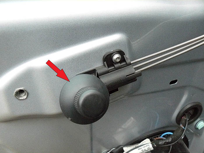 Откручивание джостика ручной регулировки зеркал заднего вида автомобиля Skoda Fabia II