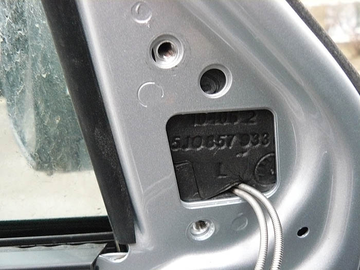 Снятие накладки с внутренней стороны зеркала автомобиля Skoda Fabia II 
