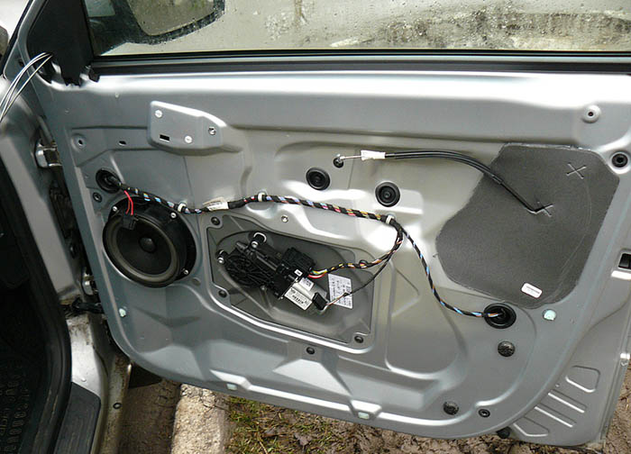 Снятие обшивки правой передней двери автомобиля Skoda Fabia II