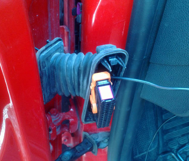 Пропускание провода обогрева зеркала через колодку водительской двери автомобиля Skoda Fabia II