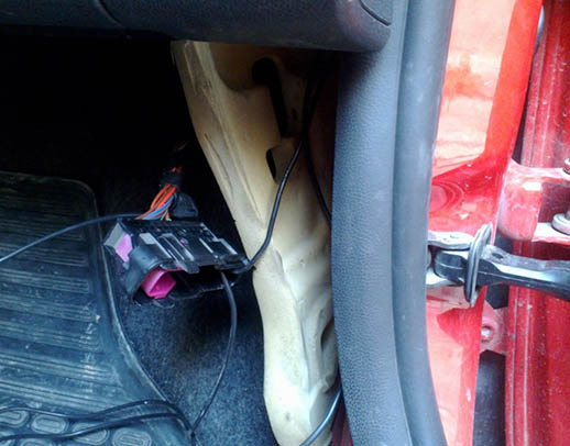 Пропускание провода обогрева зеркала через колодку пассажирской двери автомобиля Skoda Fabia II