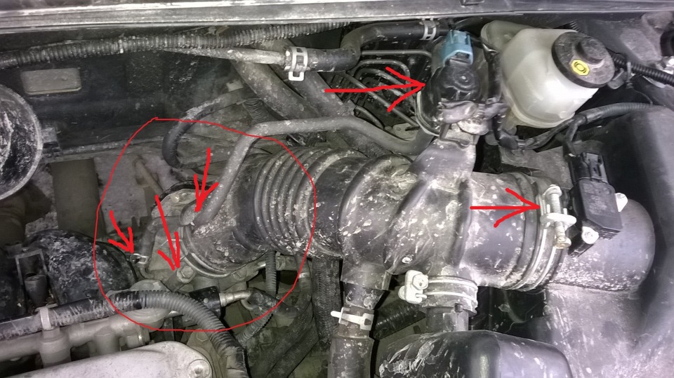 Расположение дросселя и зависимых узлов двигателя Toyota RAV4