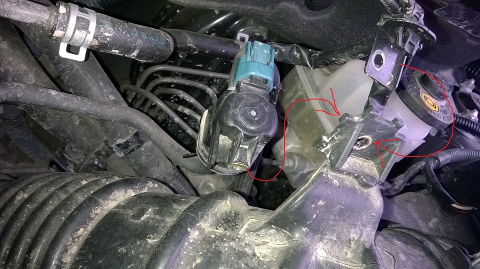 Снятие клапана вентиляции топливного бака в Toyota RAV4