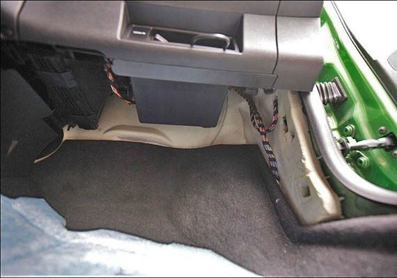 Извлеките войлока из-под ног переднего пассажира автомобиля Skoda Fabia II