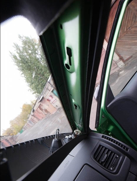 Снятие панель передней стойки автомобиля Skoda Fabia II