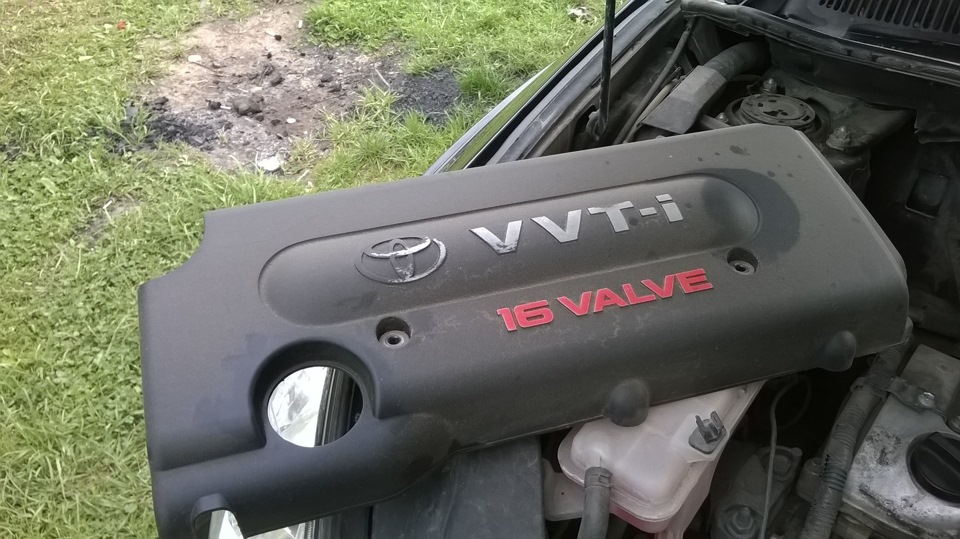 Снятая декоративная крышка двигателя Toyota RAV4