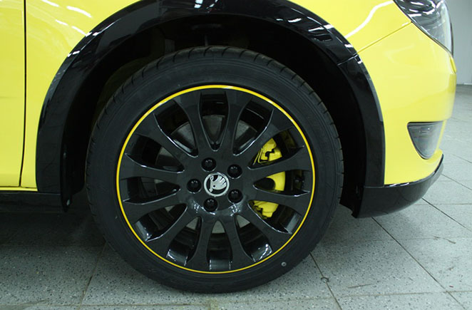 Результат покраски (покрашен кистью) тормозного суппорта переднего колеса автомобиля Skoda Fabia