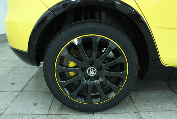 Результат покраски (покрашен кистью) тормозного суппорта заднего колеса автомобиля Skoda Fabia