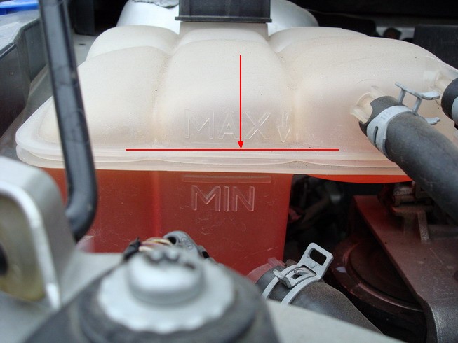 Отметка уровня доливки охлаждающей жидкости на расширительном бачке Ford Focus 2