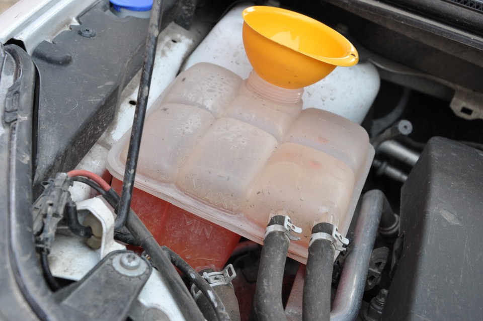Доливка охлаждающей жидкости в расширительный бачок Ford Focus 2