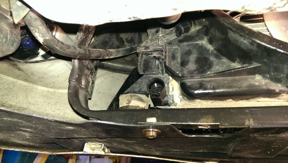 Закрученная обратно сливная пробка на нижнем бачке радиатора Ford Focus 2