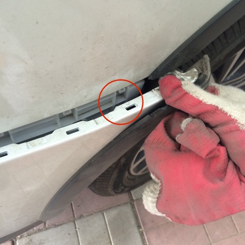 Процесс снятия бампера с одной стороны автомобиля Mitsubishi Outlander 2012 - 2016