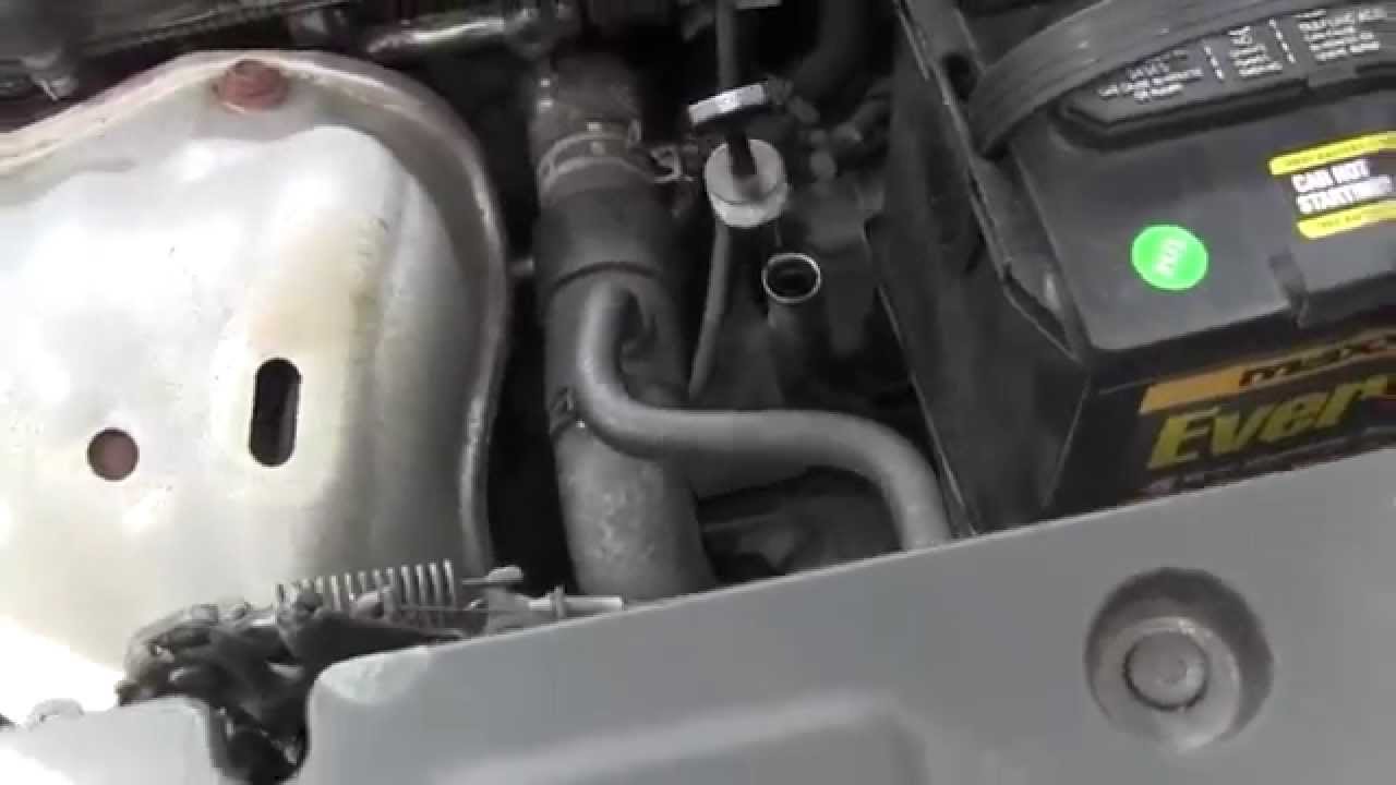 Размещение щупа для проверки уровня масла в автоматической коробке передач Toyota RAV4