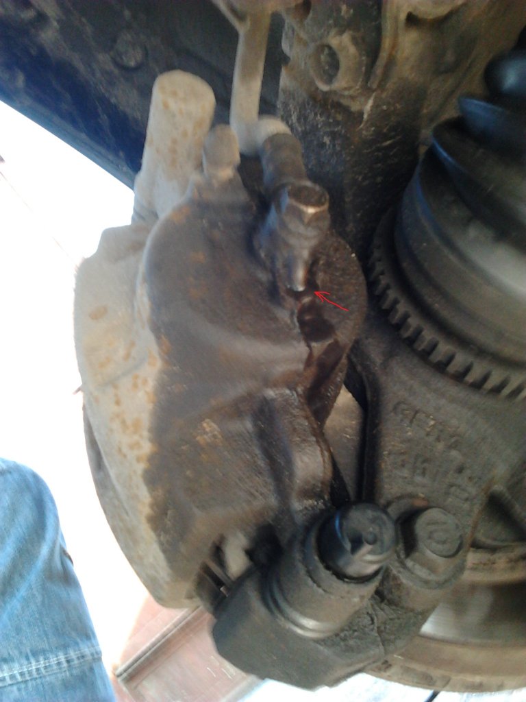 Течь тормозной жидкости возле суппорта в Toyota RAV4