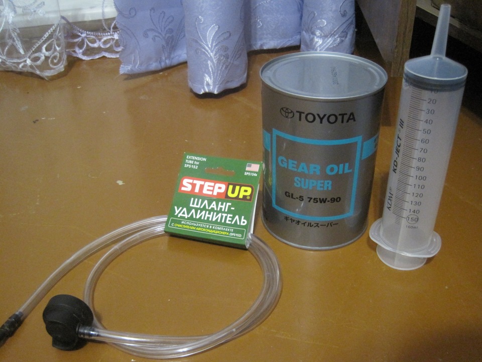 Масло и инструменты для замены масла в раздаточной коробке Toyota RAV4