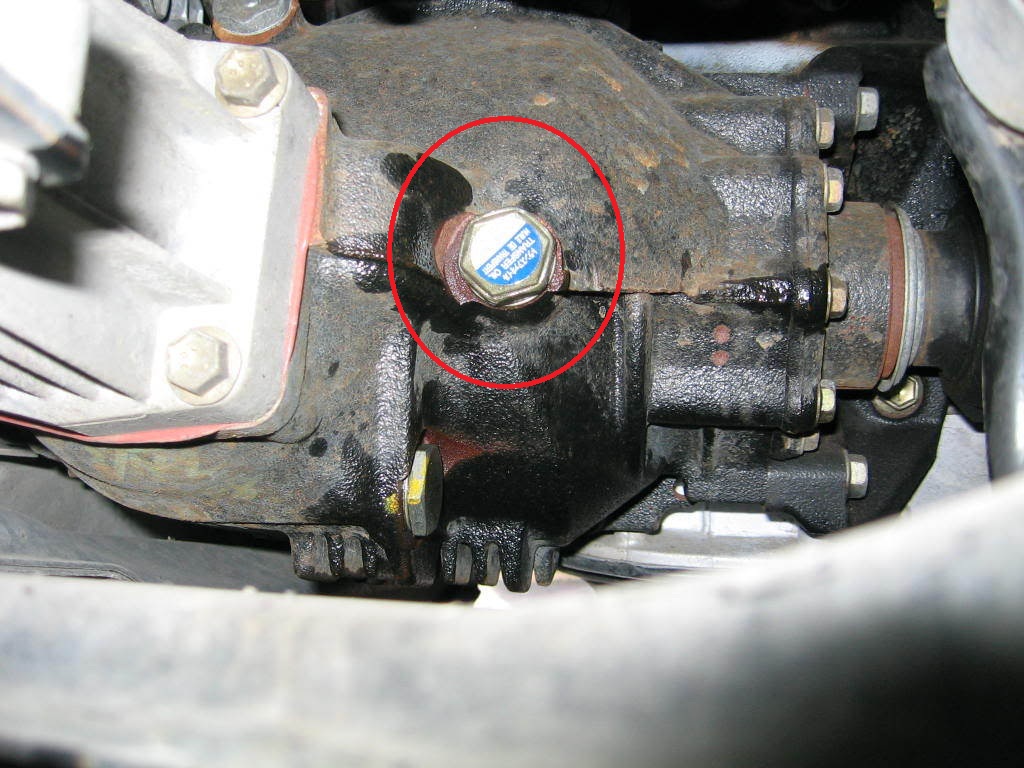 Заливная пробка задней главной передачи в Toyota RAV4