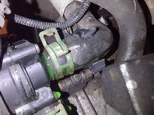 Неисправный шланг системы охлаждения двигателя Toyota RAV4