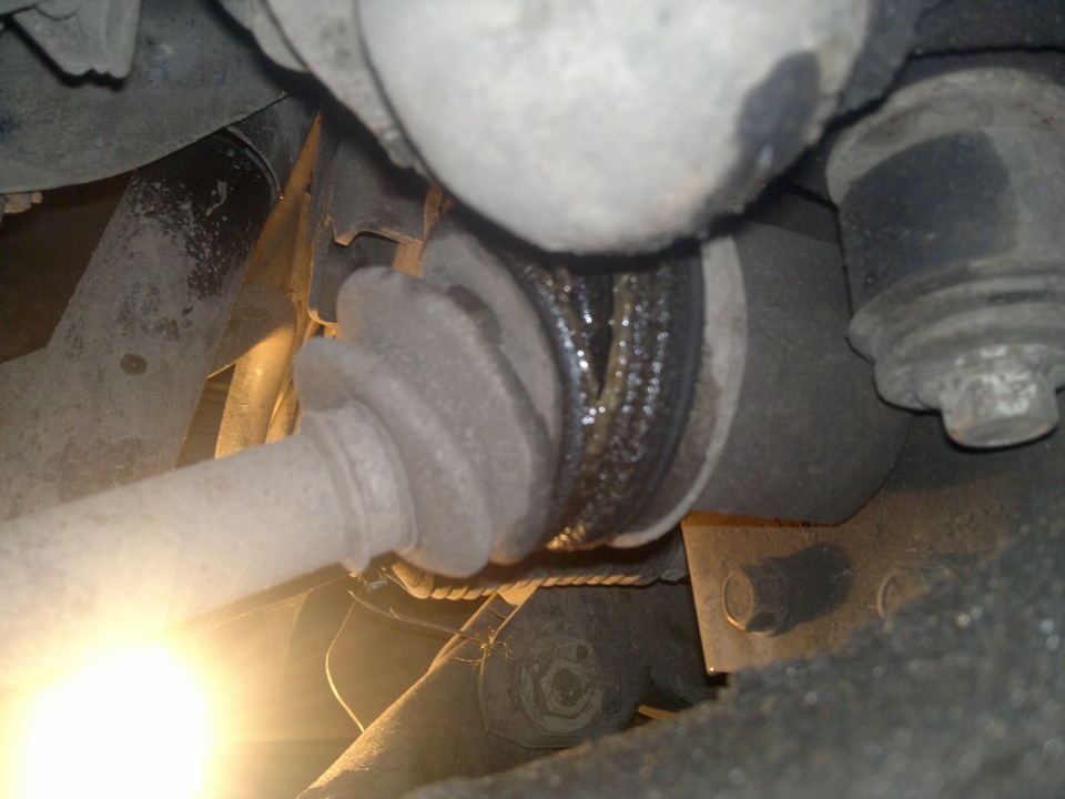 Поврежденный чехол защиты шарнира равных угловых скоростей Toyota RAV4