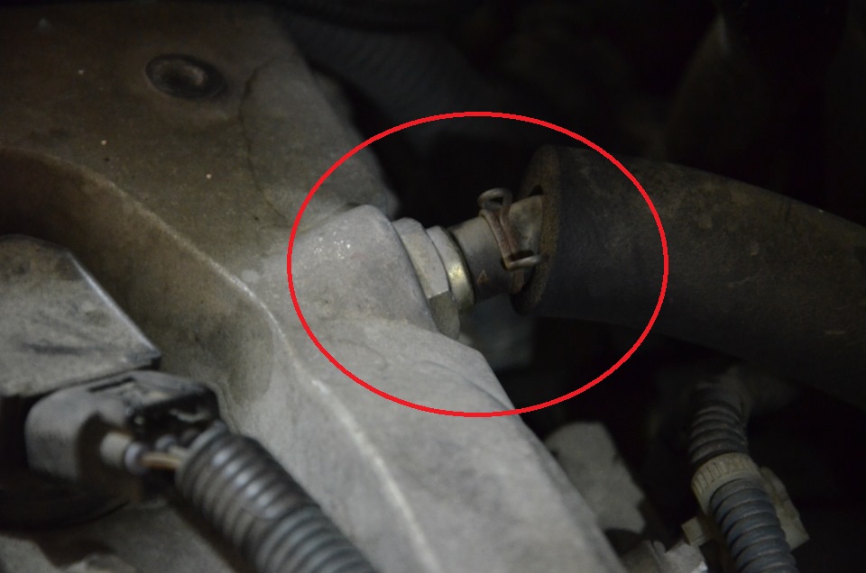 Размещение клапана вентиляции картера (PCV) в Toyota RAV4