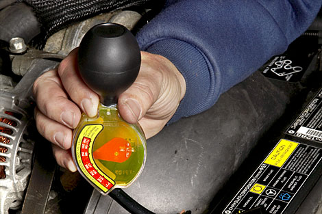 Проверка плотности охлаждающей жидкости с помощью ареометра в Toyota RAV4