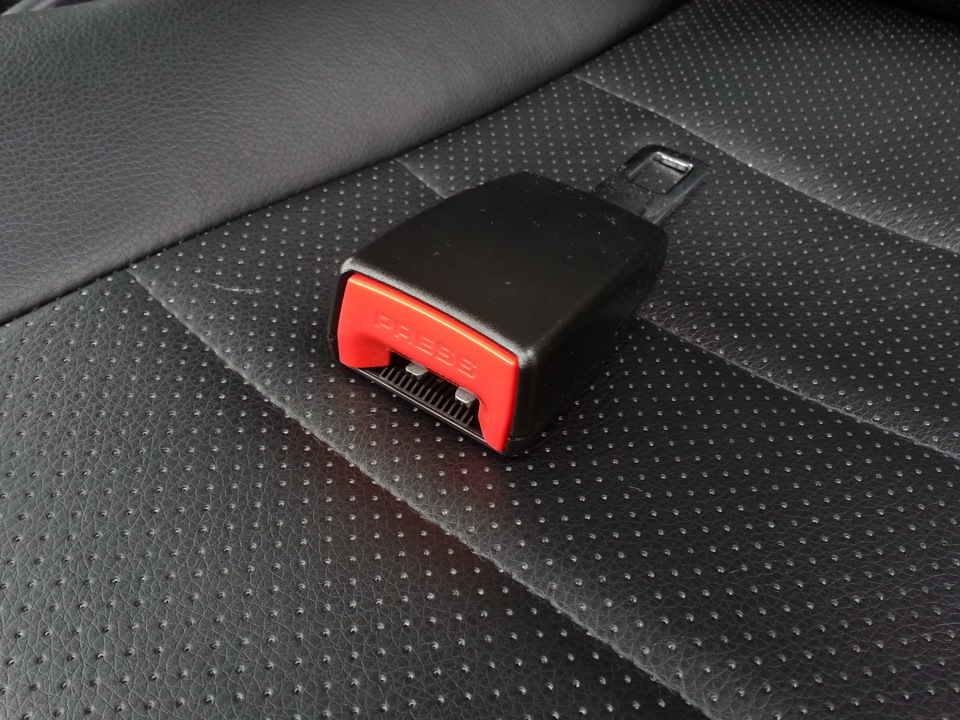 Запирающее устройство ремня безопасности Toyota RAV4