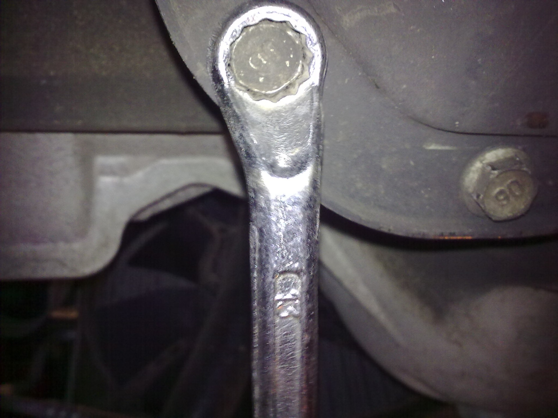 Открутить болты крепления КПП для слива масла МКПП на автомобиле Chevrolet Cruze J300 2008-2016