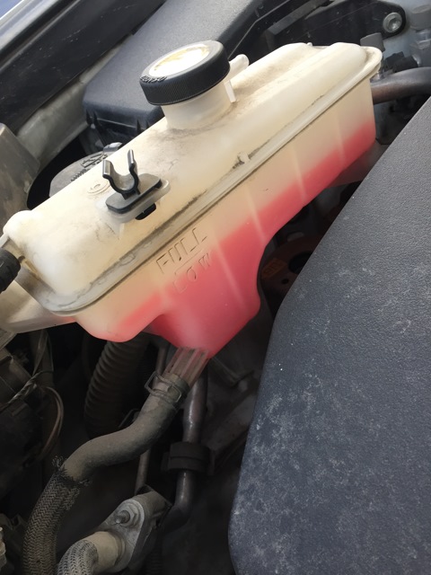 Метки допустимого уровня охлаждающей жидкости на расширительном бачке в Toyota RAV4