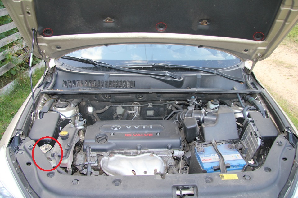 Расположение бачка омывателя ветрового стекла Toyota RAV4
