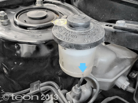 Отметка минимального уровня тормозной жидкости в бачке Toyota RAV4