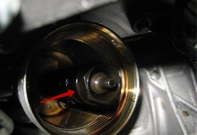 Установить масляный фильтр в корпус на автомобиле Chevrolet Cruze J300 2008-2016