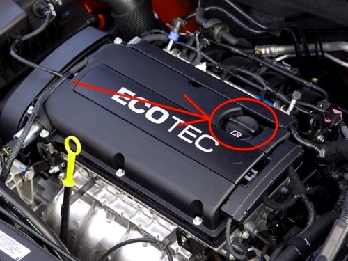 Открутить пробку маслозаливной горловины двигателя на автомобиле Chevrolet Cruze J300 2008-2016
