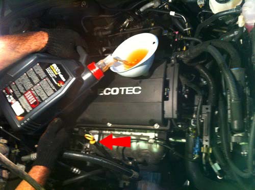 Залить масло в двигатель на автомобиле Chevrolet Cruze J300 2008-2016