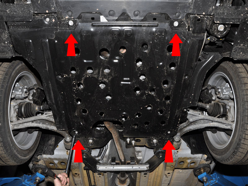 Открутите болты защиты картера двигателя на автомобиле Chevrolet Cruze J300 2008-2016