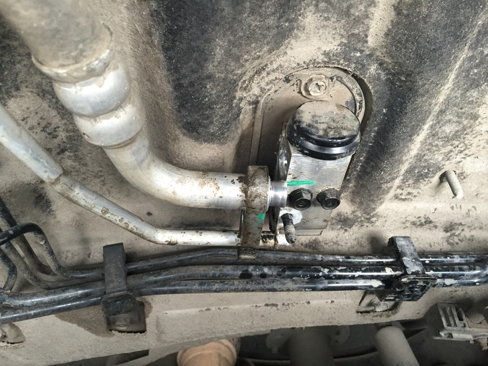 Отсоединить трубки отводящего и подводящего трубопроводов к терморегулирующему клапану на автомобиле Hyundai ix35