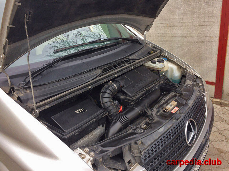 Откройте капот на автомобиле Mercedes-Benz Vito W639 2007