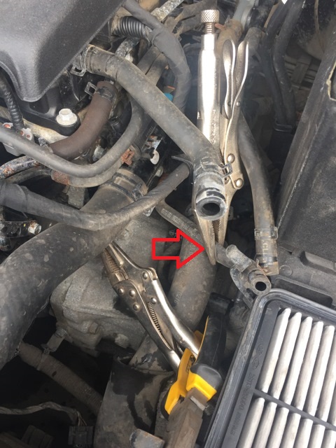 Пережать шланги ОЖ дроссельного узла на автомобиле Hyundai ix35